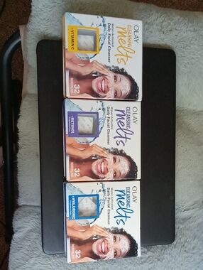 OLAY Cleansing Melts Trio Pack — White with Yellow, Purple, Blue Accents